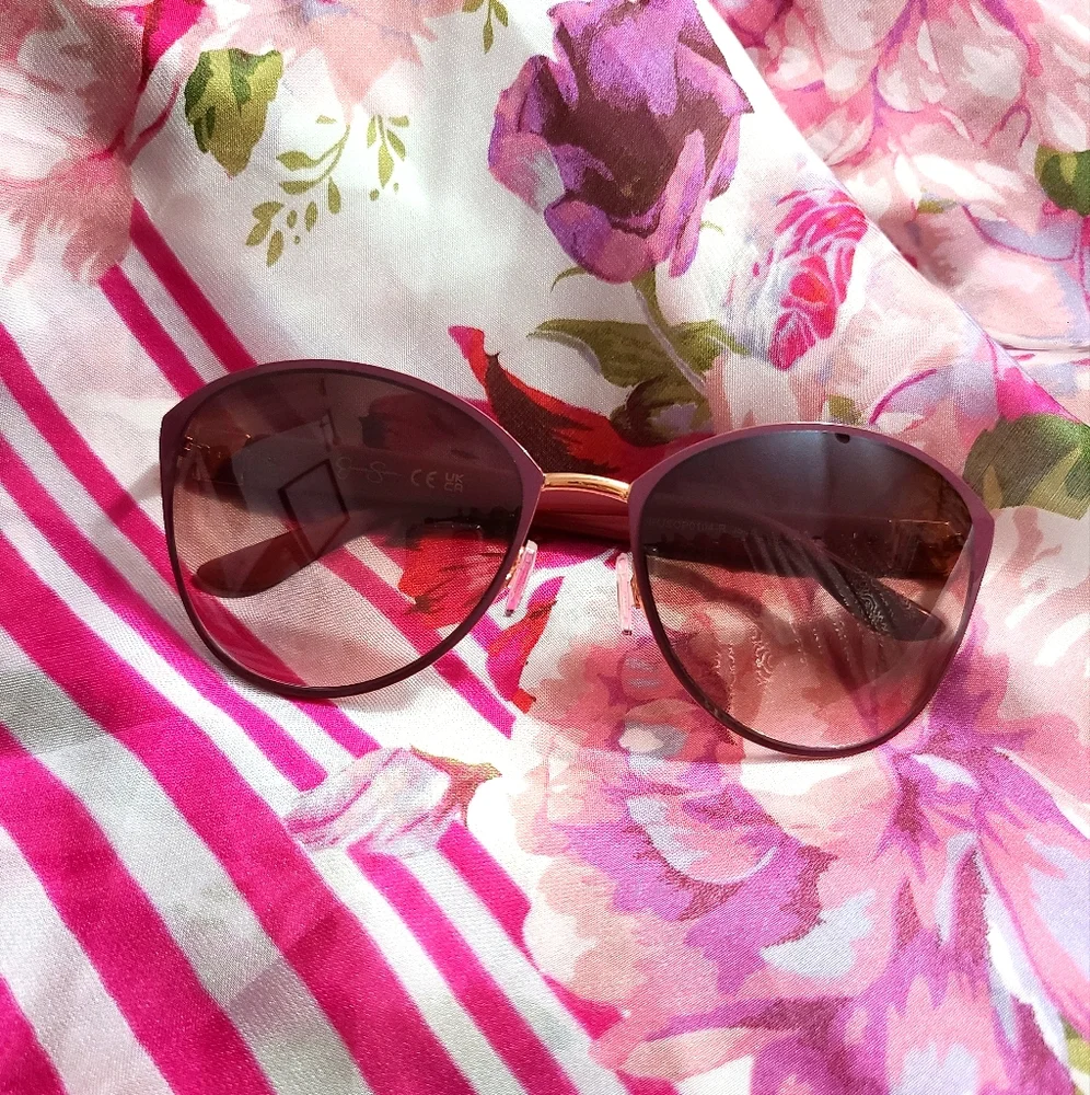 Jessica Simpson Sunglasses - Picture 1 of 4